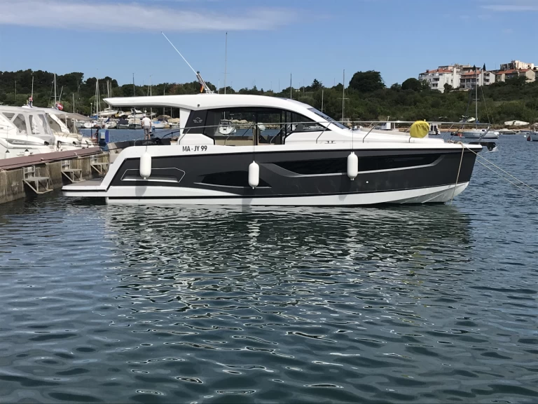 Sealine Sealine C390 de alquiler a Biograd na Moru