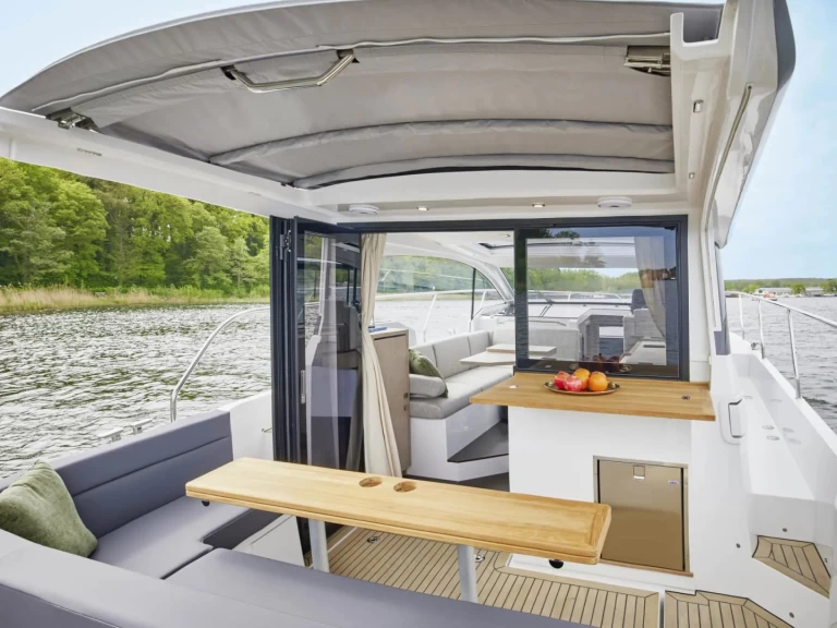 Sealine Sealine C335 de alquiler a Biograd na Moru