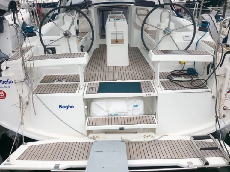 Alquiler de Bénéteau Oceanis 35.1 en Cannigione