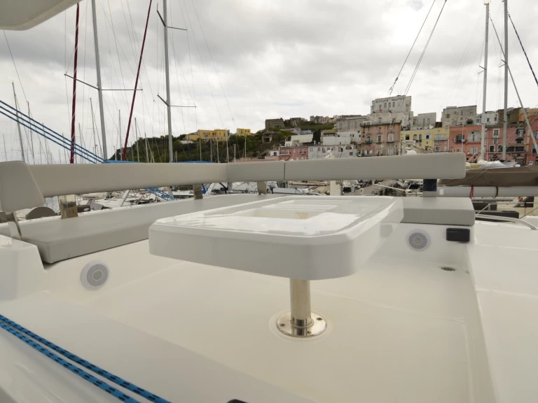 Alquiler de embarcaciones Leopard Catamarans / Robertson & Caine Leopard 42 - 4 cab. enProcida en Samboat