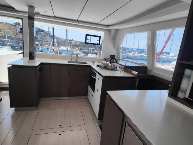 Alquiler de Leopard Catamarans / Robertson & Caine Leopard 42 - 4 cab. en Procida