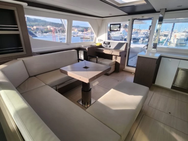 Alquiler de embarcaciones Leopard Catamarans / Robertson & Caine Leopard 45 enCannigione en Samboat