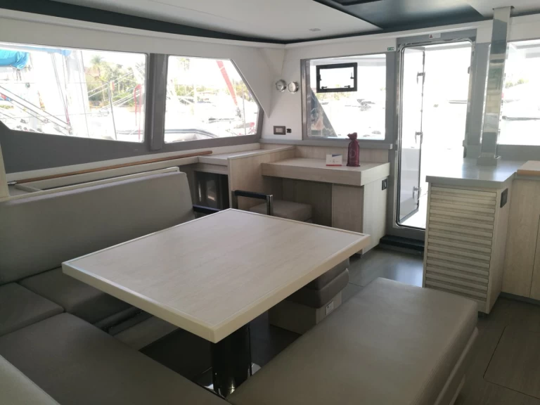 Alquiler de Catamarán, con o sin patrón Leopard Catamarans / Robertson & Caine Cannigione