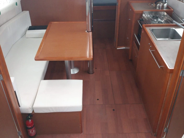 Alquiler de barcos Cannigione barato de Oceanis 38