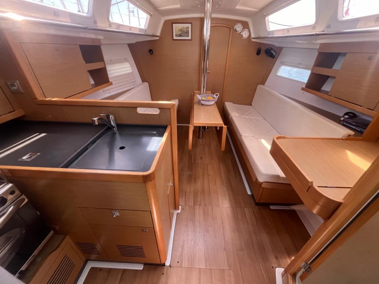 Jeanneau Sun Odyssey 319 de alquiler a Cannigione