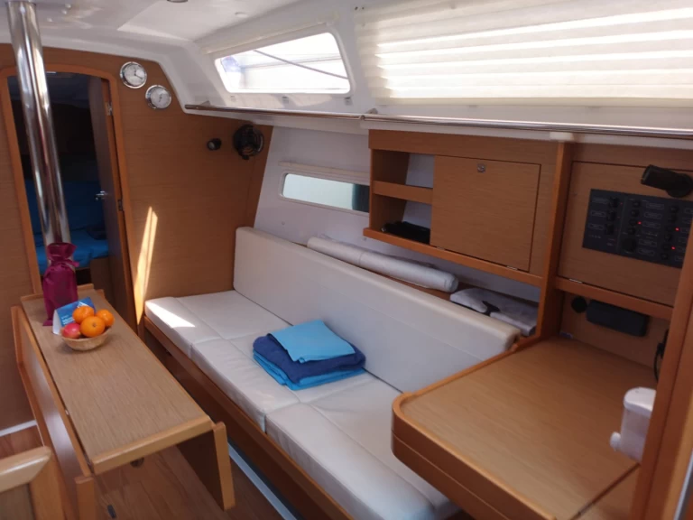 Alquiler de embarcaciones Jeanneau Sun Odyssey 319 enFurnari en Samboat