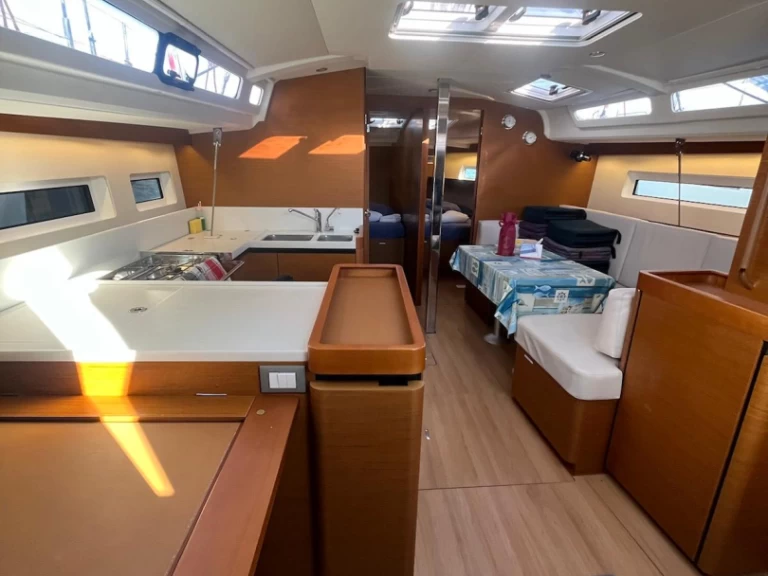 Alquiler de embarcaciones Jeanneau Sun Odyssey 440 enCannigione en Samboat
