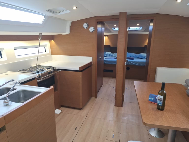 Alquiler de embarcaciones Jeanneau Sun Odyssey 490 enFurnari en Samboat