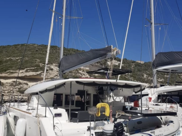 Catamarán para alquilar Figari al mejor precio