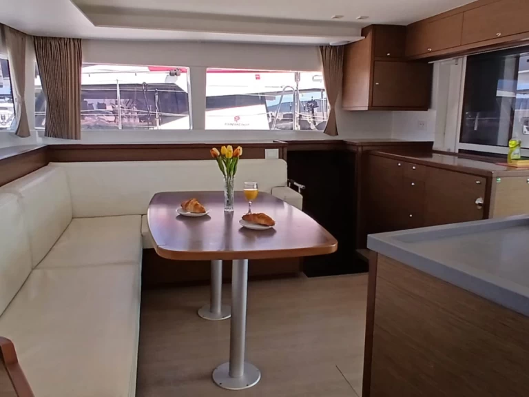 Alquiler de Lagoon Lagoon 450 Sport Top en Kaštela