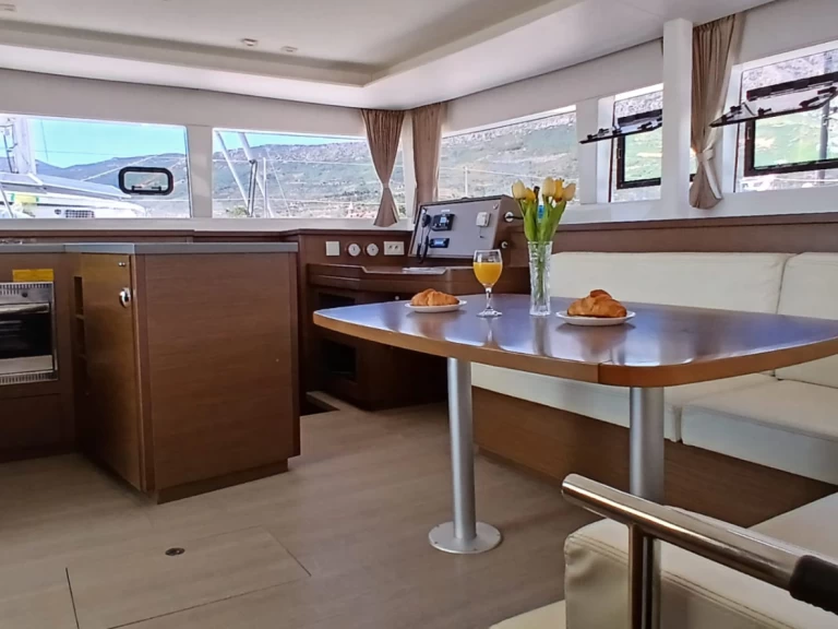 Alquiler de barcos Kaštela barato de Lagoon 450 Sport Top