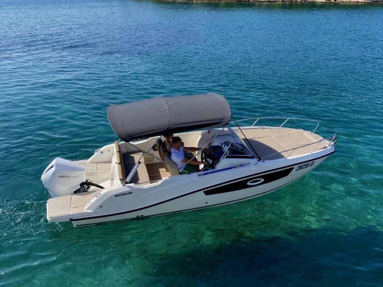 Alquiler de Quicksilver Activ 675 Sundeck en Tribunj