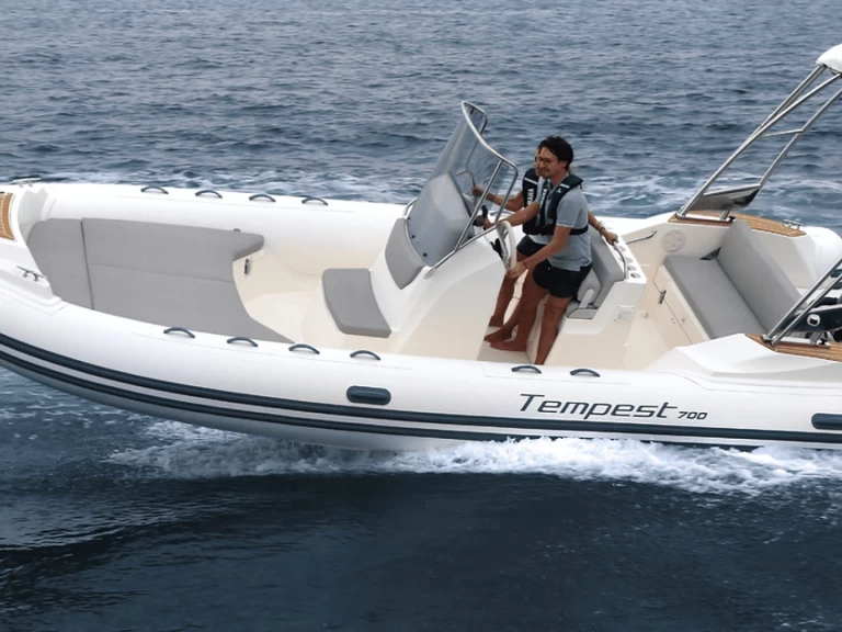 Alquiler de embarcaciones Capelli Tempest 700 enAntibes en Samboat