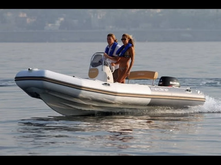 Alquiler Neumática Zodiac con o sin  título de navegación