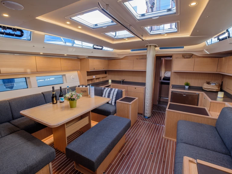 Alquiler de Bavaria Bavaria C57 en Lávrio