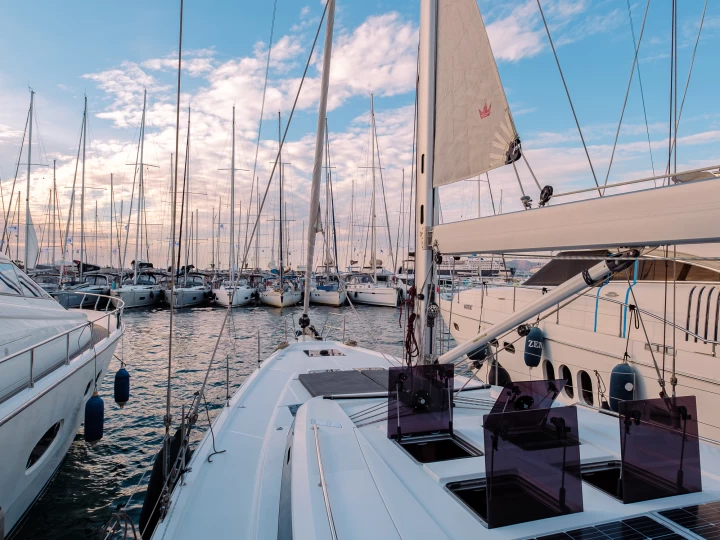 Alquiler de barcos Lávrio barato de Bavaria C57