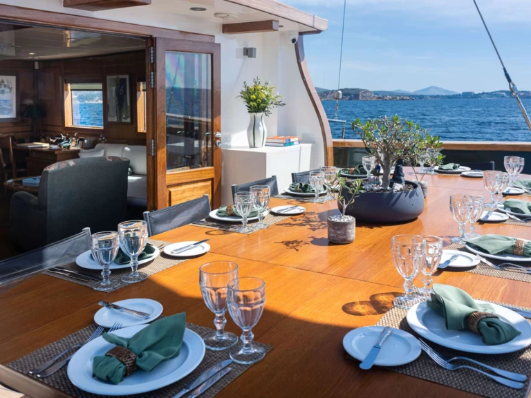 Yate de lujo para alquilar Néa Péramos al mejor precio