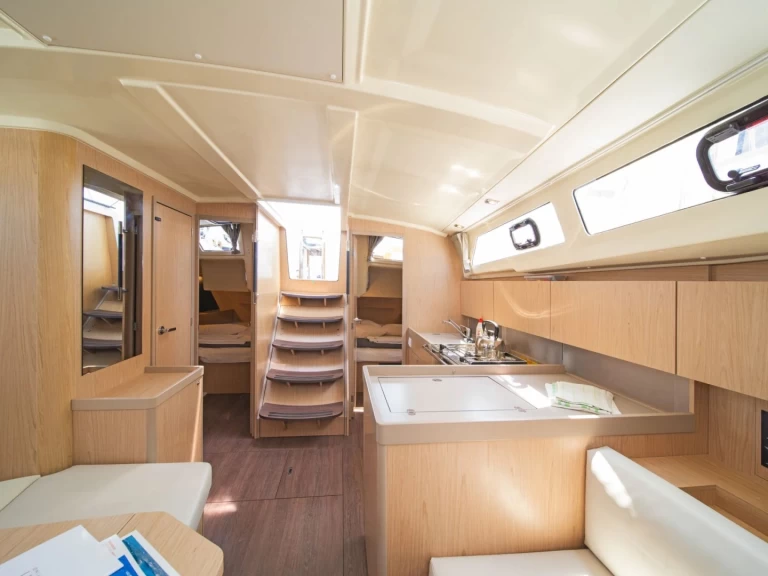 Alquiler de Bénéteau Oceanis 41.1 en Nikiána