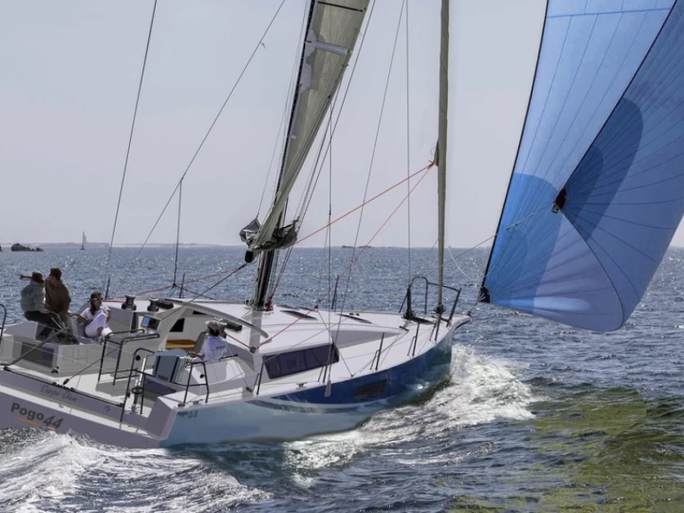 Alquiler Velero Pogo Structures con o sin  título de navegación