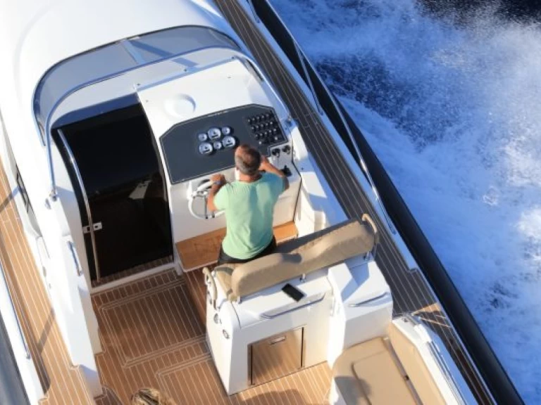 Alquiler Neumática Nuova Jolly con o sin  título de navegación