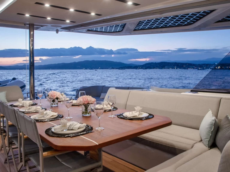 Alquiler de embarcaciones Fountaine Pajot CHRISTAL MIO 80  enEl Gouna en Samboat