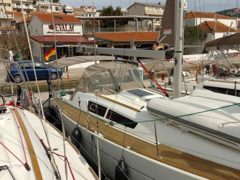 Alquiler de Jeanneau Sun Odyssey 33i en Gouviá