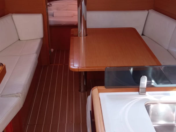Alquiler de Jeanneau Sun Odyssey 379 en Gouviá