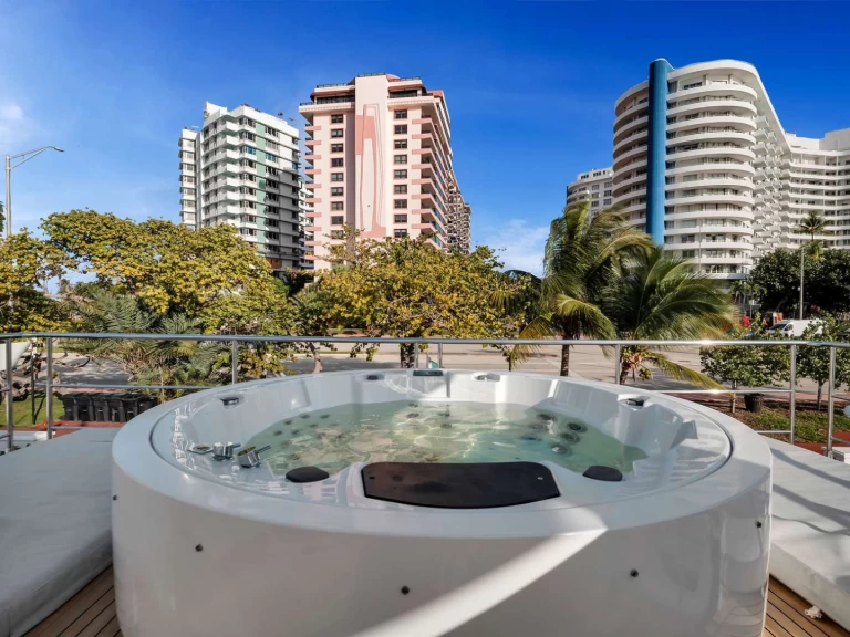 Alquiler de embarcaciones Azimut Cloud 9 enCoconut Grove en Samboat