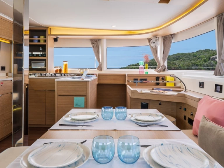 Alquiler de barcos Nápoles barato de Lagoon 46 Iconic