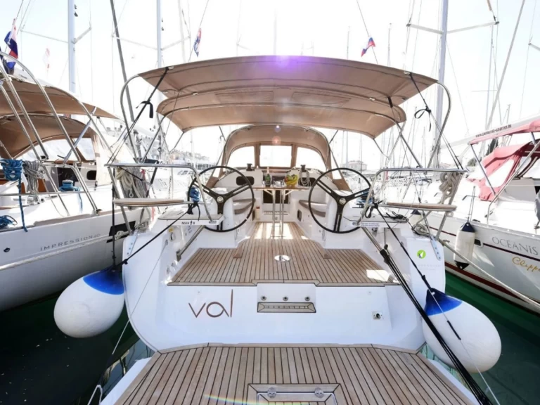 Velero para alquilar Sutomišćica al mejor precio