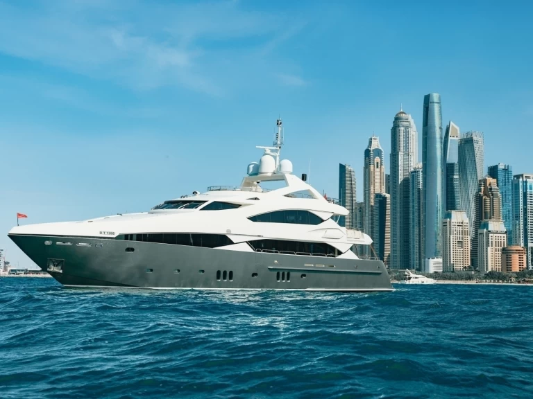 Alquiler de Azimut Freedom en Dubaï harbour