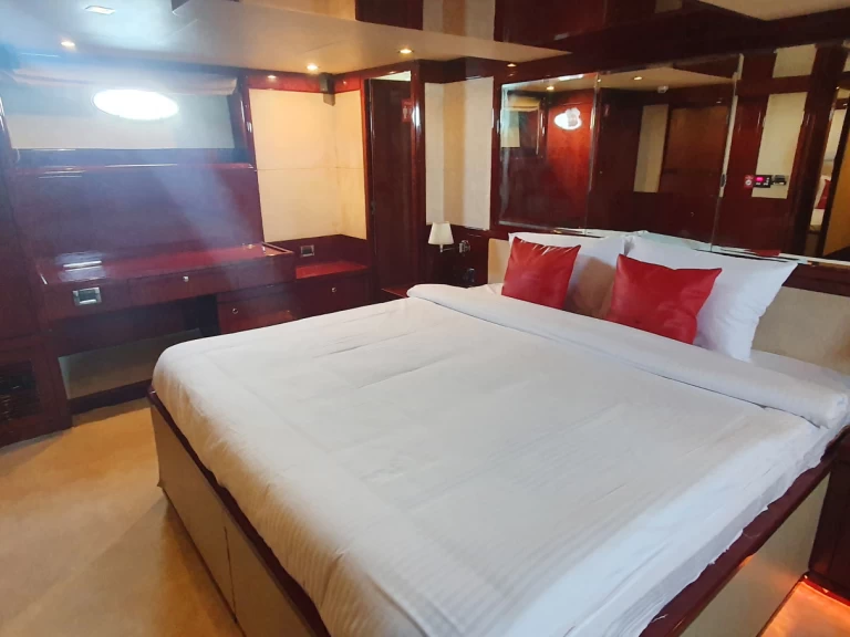 Sunseeker Aura de alquiler a Dubaï harbour