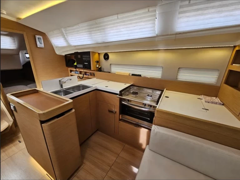 Jeanneau Sun Odyssey 410 de alquiler a San Vincenzo