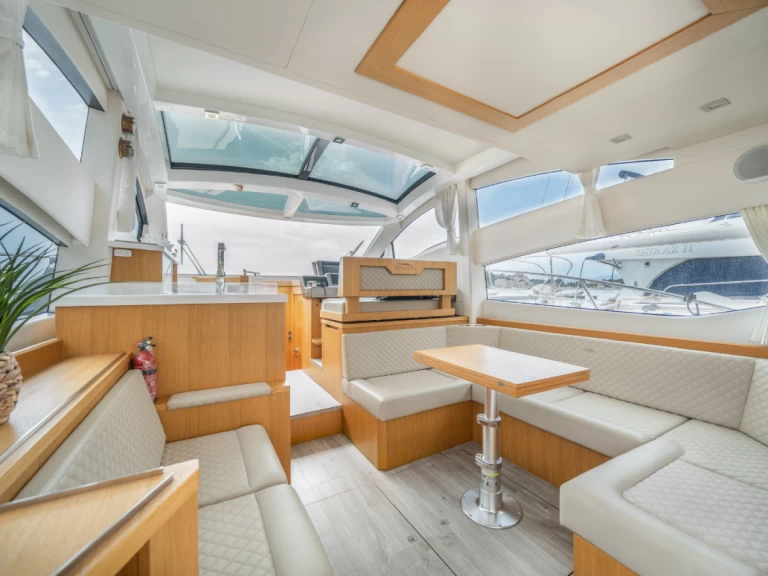 Alquiler de Galeon Galeon 430 Skydeck en Makarska