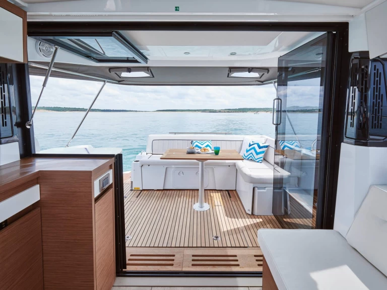 Alquiler de embarcaciones Jeanneau NC 37 enMakarska en Samboat