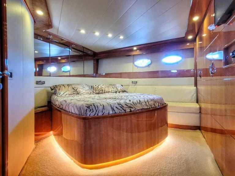 Alquiler Lancha Pershing con o sin  título de navegación