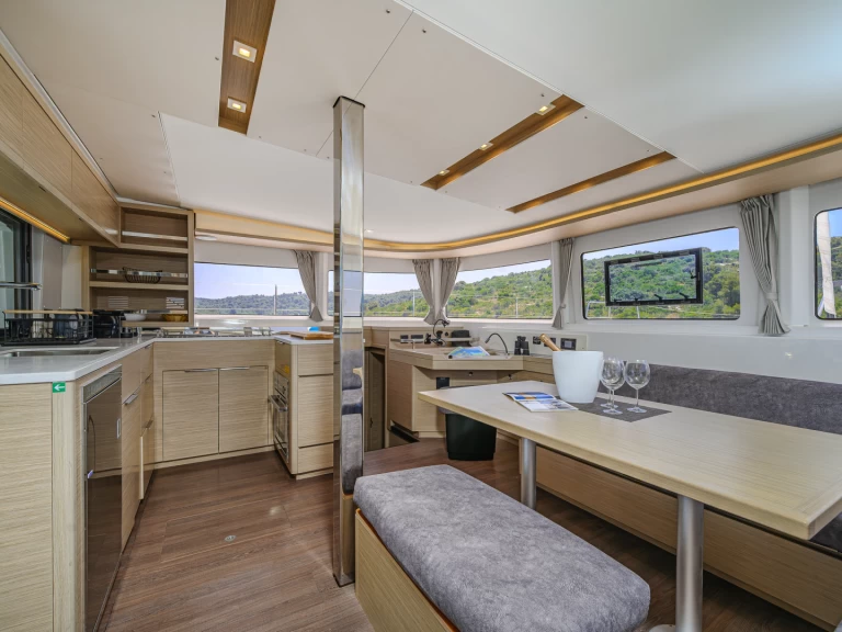 Alquiler de Catamarán, con o sin patrón Lagoon Trogir