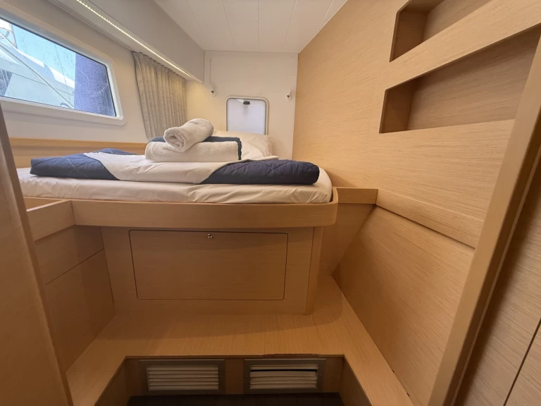 Alquiler de Lagoon Lagoon 42, 2020,  Air Condition, Generator, Water maker, Solar panel, Only with skipper, 2 SUP offered free en Nikiána