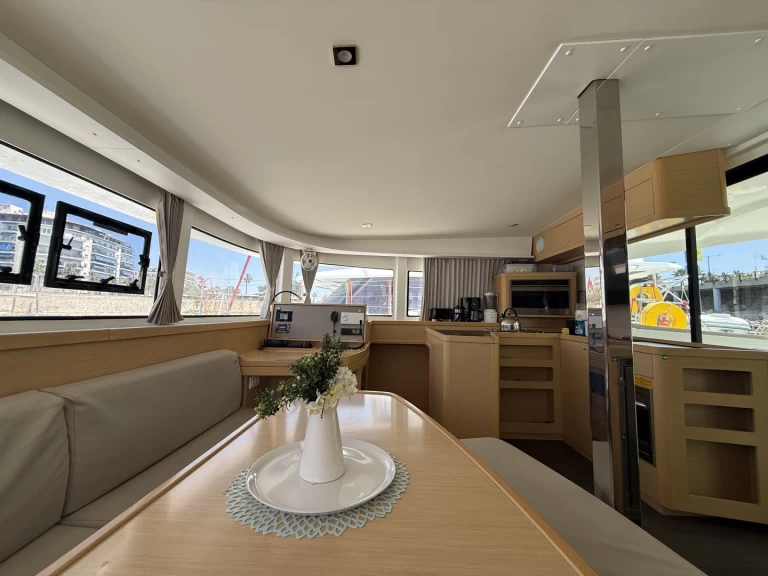Alquiler de Lagoon Lagoon 42, 2020,  Air Condition, Generator, Water maker, Solar panel, Only with skipper, 2 SUP offered free en Nikiána