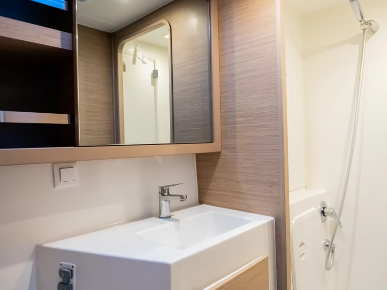 Alquiler de barcos Tivat barato de Lagoon 42