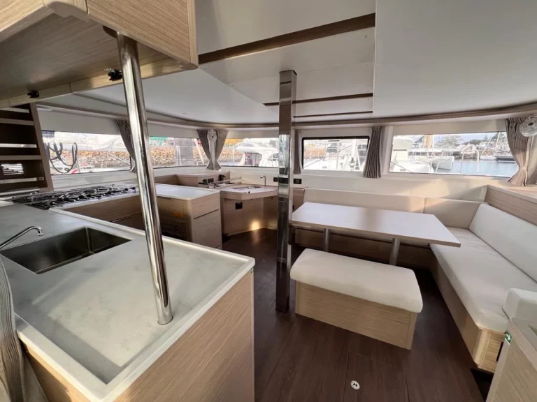 Catamarán para alquilar Álimos al mejor precio