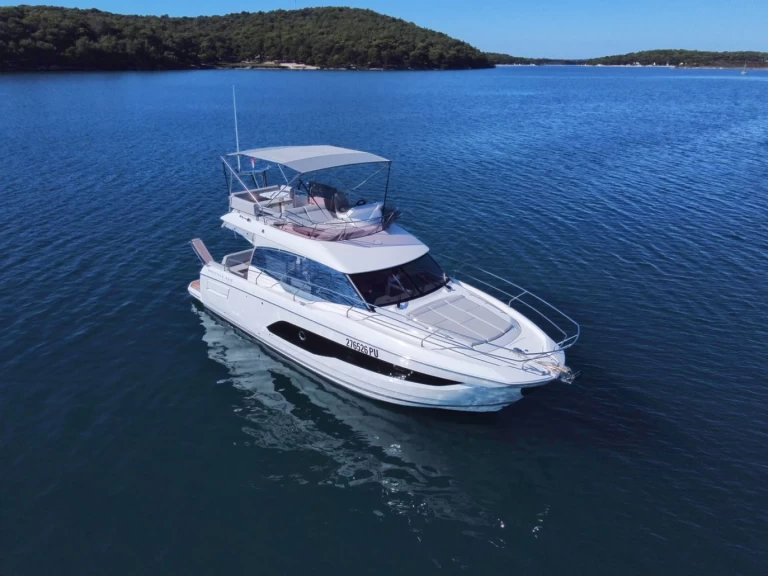Alquiler de embarcaciones Jeanneau Prestige 420 Fly - 2 cab. enPula en Samboat