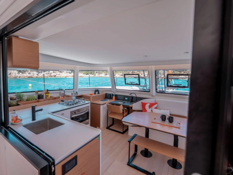 Alquiler Zaton - Excess Excess 13 - 4 + 1 cab. en SamBoat