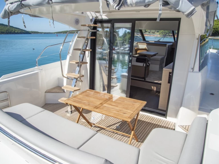 Alquiler de Jeanneau Prestige 420 Fly - 2 cab. en Pula
