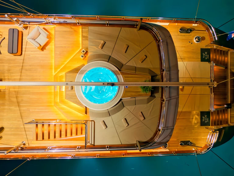  Luxury Motor Sailer M de alquiler a Split