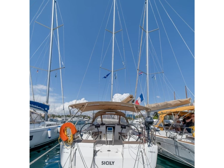 Alquiler de barcos Álimos barato de Sun Odyssey 449