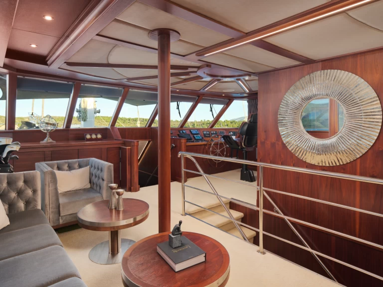 Alquiler de embarcaciones  Luxury motor sailer enSplit en Samboat