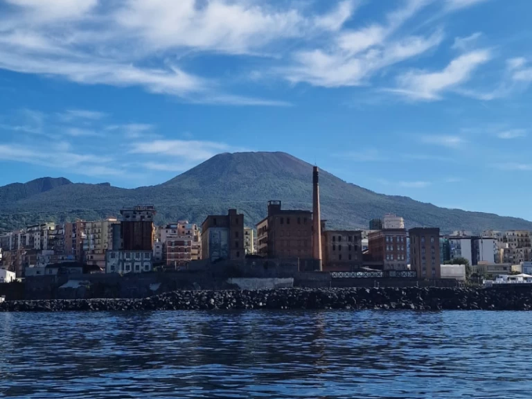 Gozzo gozzo torrese de alquiler a Porto di Torre del Greco