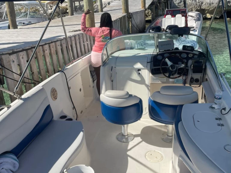 Hurricane deck boat  260 de alquiler a Nassau