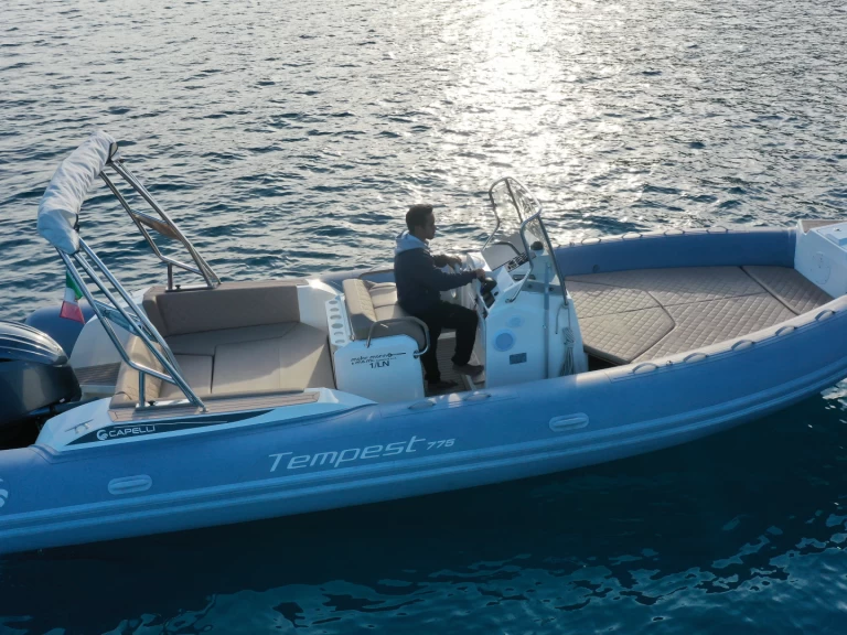 Alquiler Neumática Capelli con o sin  título de navegación